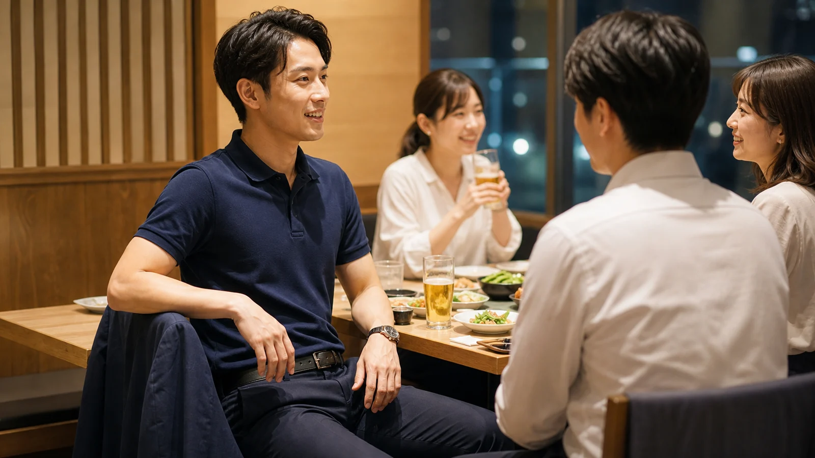 会社の飲み会でネイビーのポロシャツとスラックスを合わせたクールビズ服装の画像