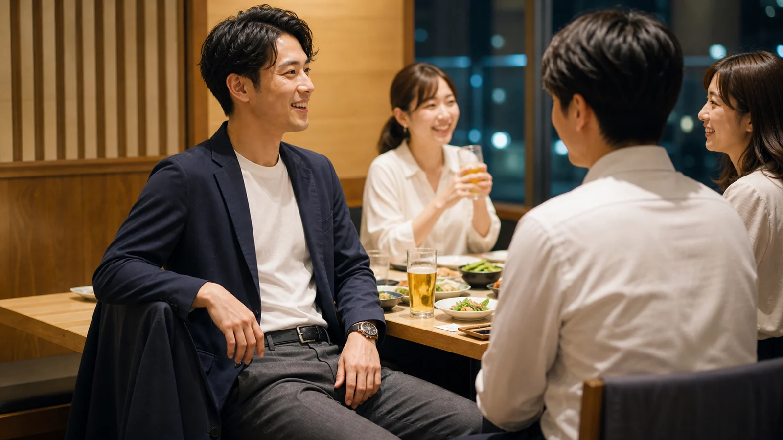 会社の飲み会で無地Tシャツにネイビージャケットを合わせた服装