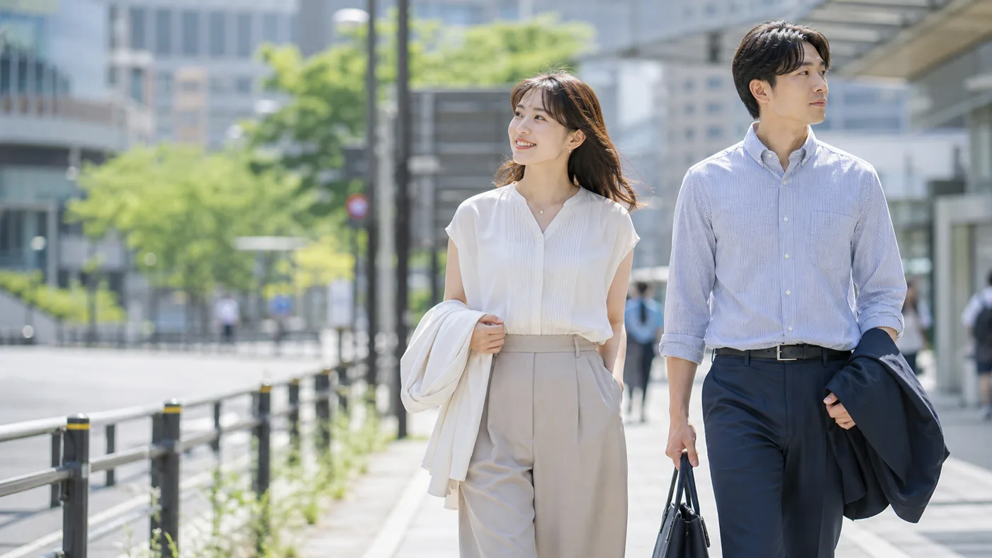 暑い日にベタベタしにくい夏の通勤服を着た日本の男女