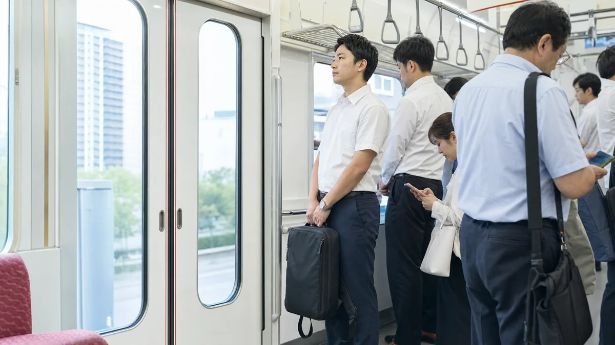 乗車前・立席・混雑・着席で通勤リュックの位置を変える方法を示す図